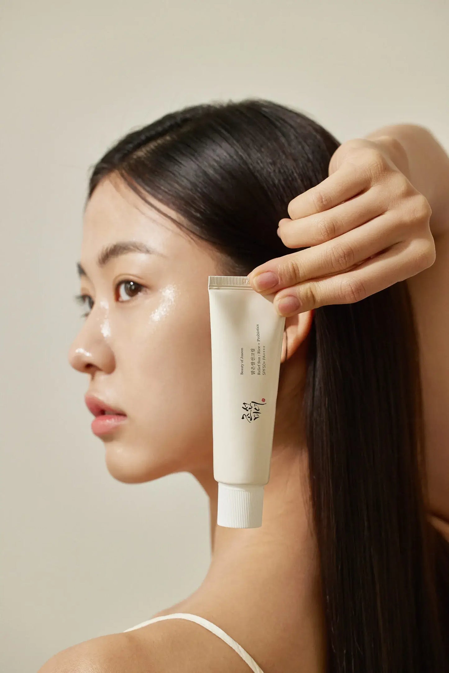 Beauty of Joseon – Relief Sun: Rice + Probiotics SPF50+ PA++++ 50 ml kvinde holder den