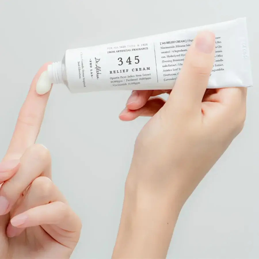 Dr. Althea 345 Relief Cream på finger