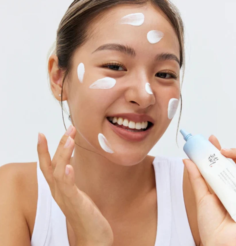 Kvinde der bruger Aqua solcreme fra BOJ