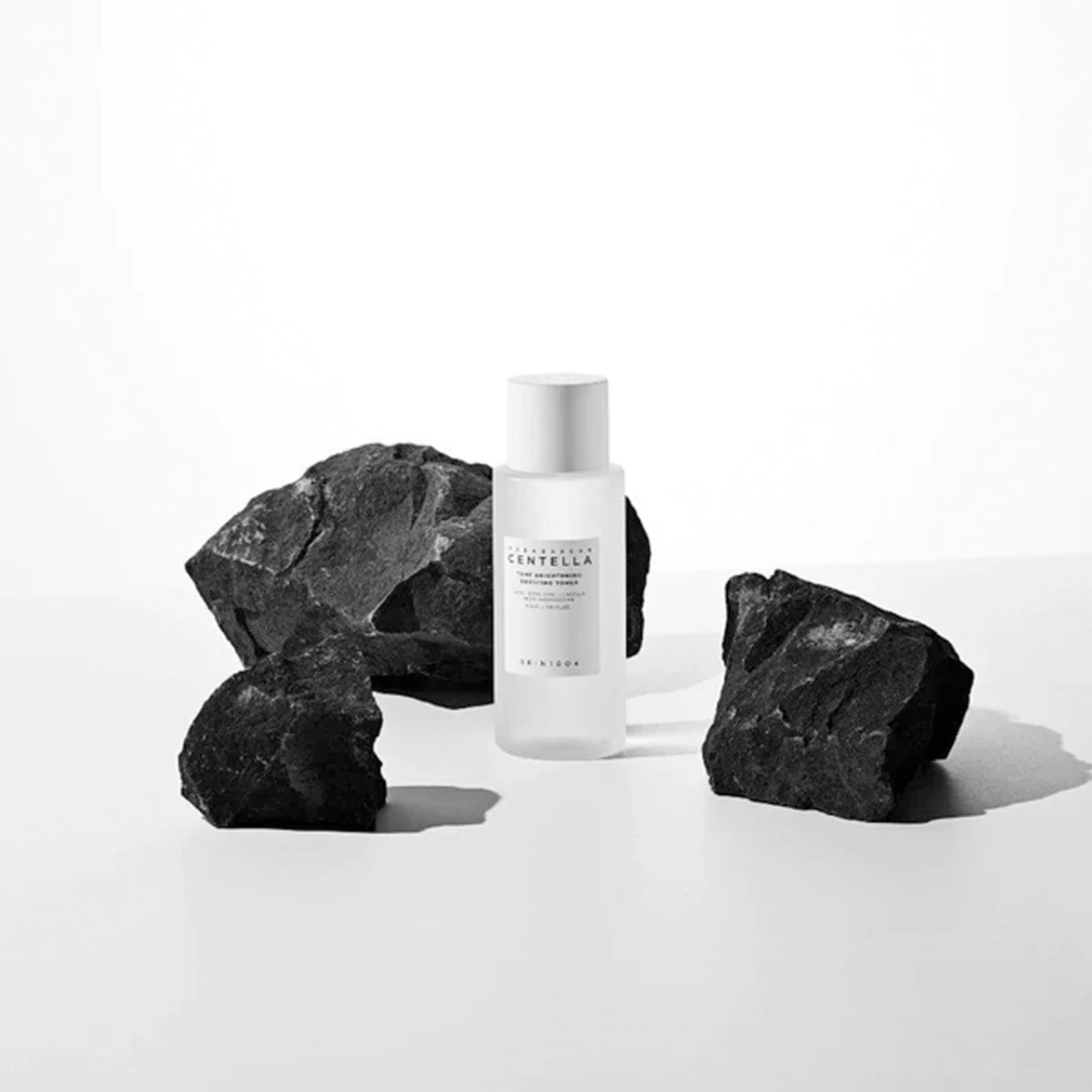 SKIN1004 Tone Brightening Boosting Toner – Opfriskende toner, der lysner og udjævner hudtonen. 210 ml.