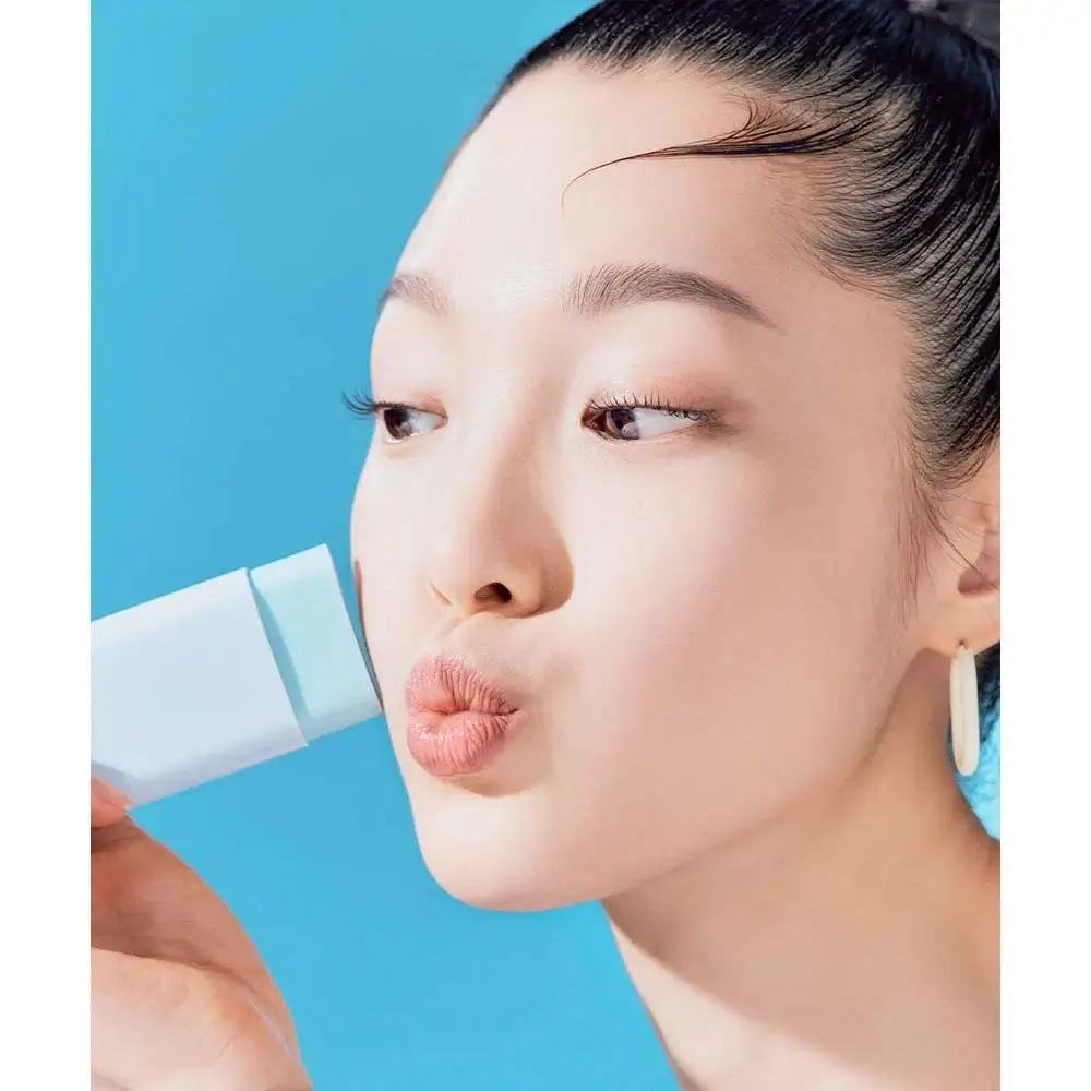 tocobo cotten sun stick kvinde der bruger