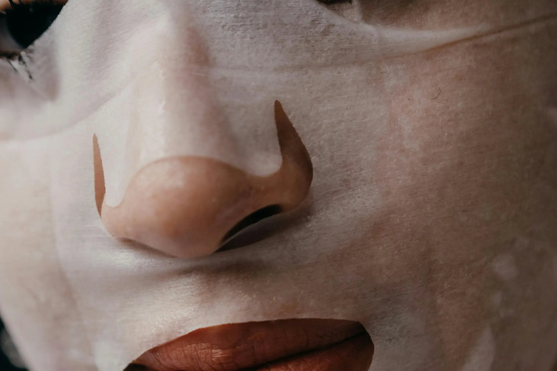Ansigt med sheet maske