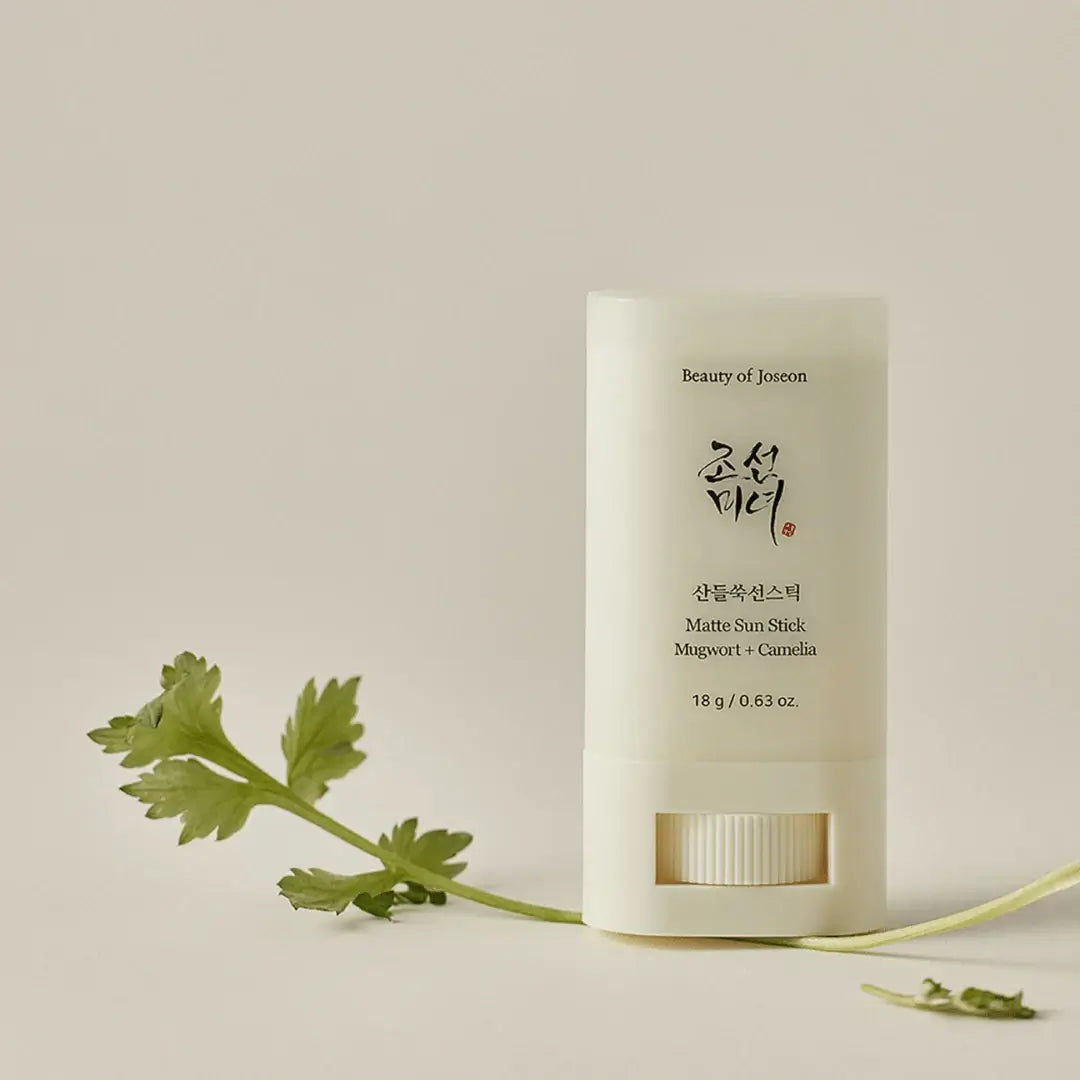 Beauty of Joseon Matte Sun Stick Mugwort & Camellia SPF – Let og matterende solstift med malurt og camellia, der beskytter huden mod UV-stråler uden at føles fedtet. 18 g