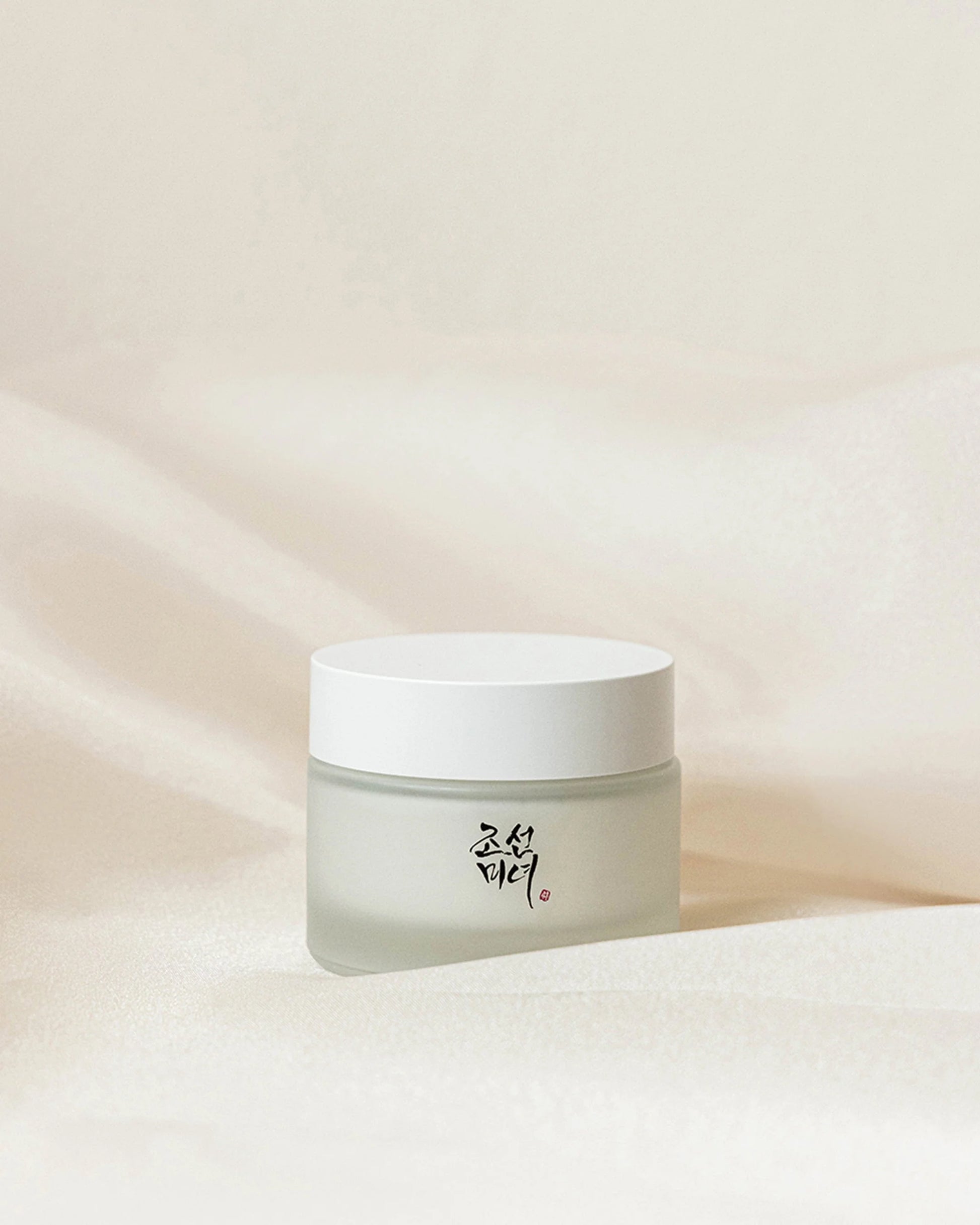 Beauty of Joseon Dynasty Cream med sølv baggrund. Koreansk hudpleje