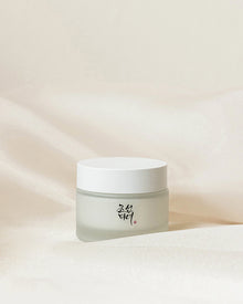 Beauty of Joseon Dynasty Cream med sølv baggrund. Koreansk hudpleje