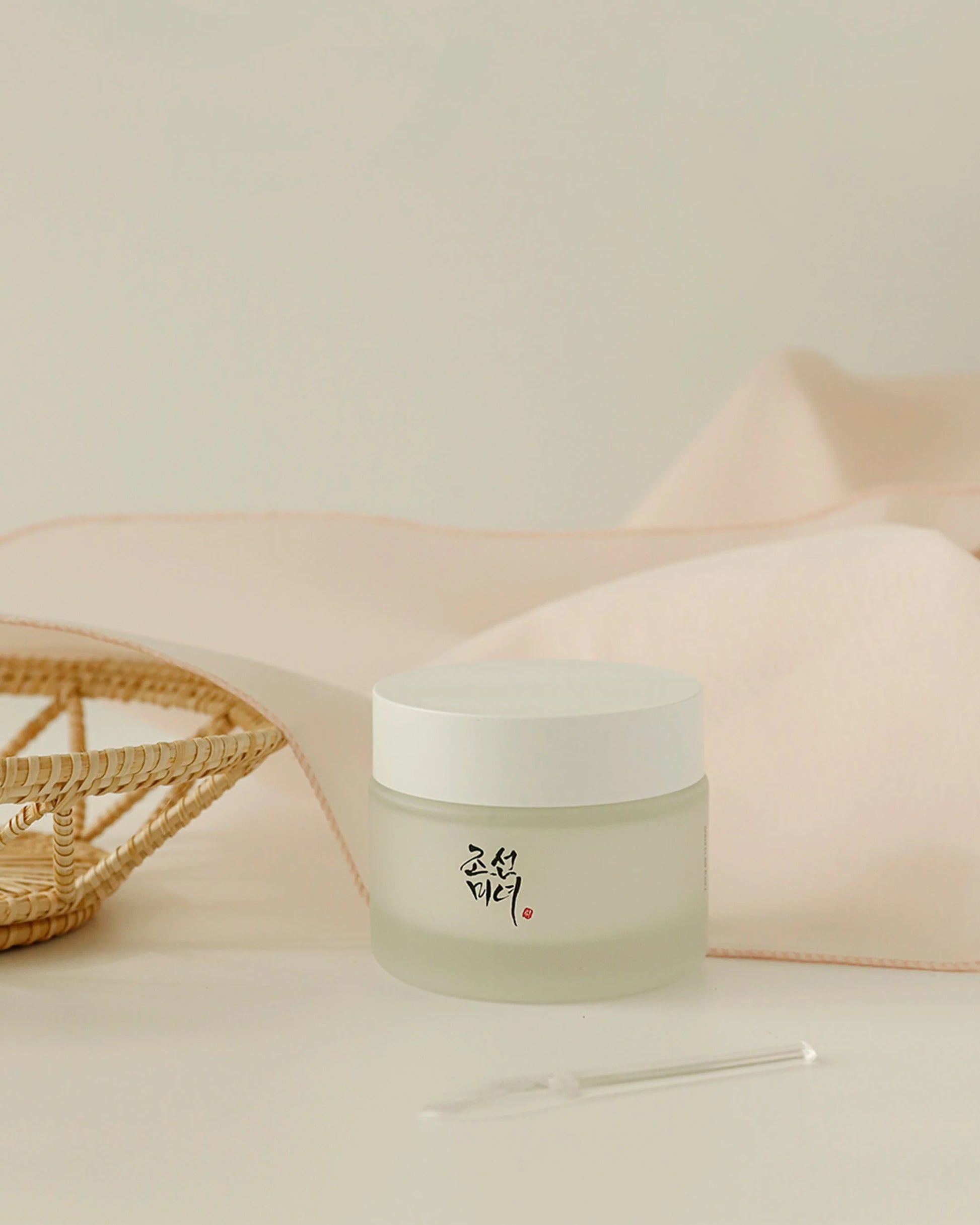 Beauty of Joseon Dynasty Cream på et bord. Hudpleje