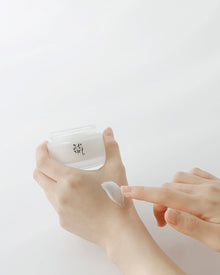 en kvinde påfør Beauty of Joseon Dynasty Cream på hånden. Koreansk hudpleje 