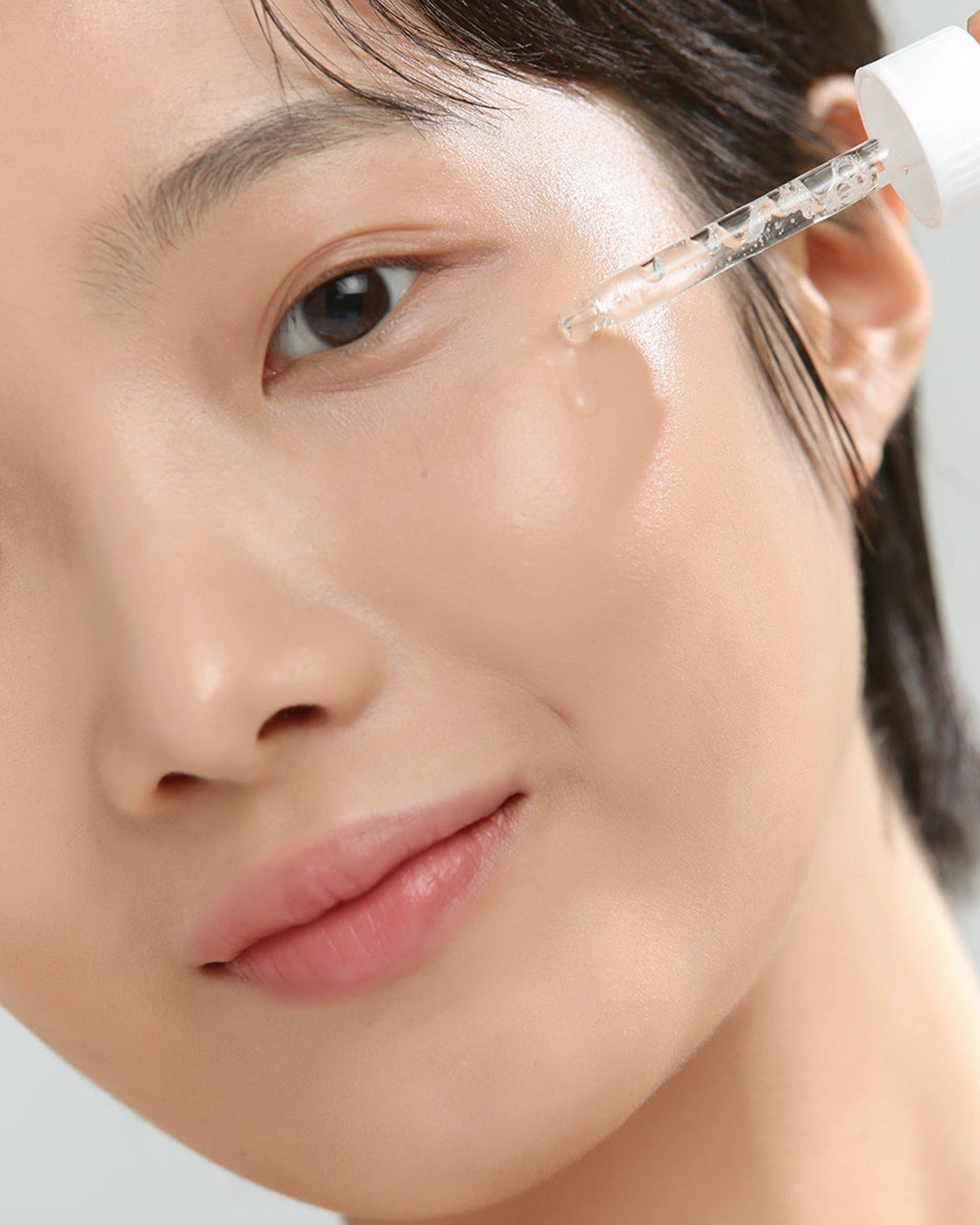 en kvinder der bruger Beauty of Joseon Glow Serum Propolis Niacinamide på ansigtet