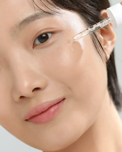 en kvinder der bruger Beauty of Joseon Glow Serum Propolis Niacinamide på ansigtet