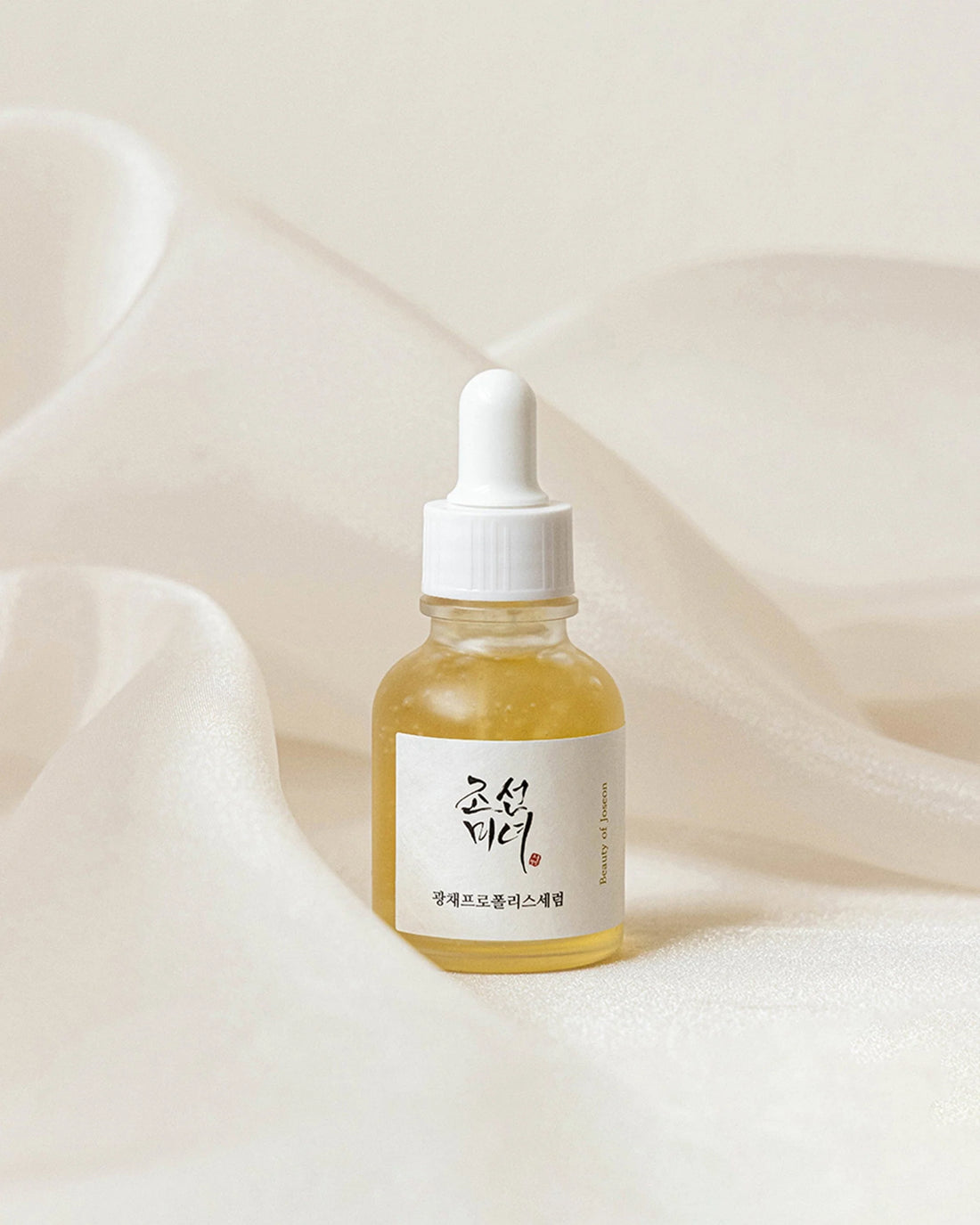 Beauty of Joseon Glow Serum Propolis Niacinamide med en sølv farvet baggrund