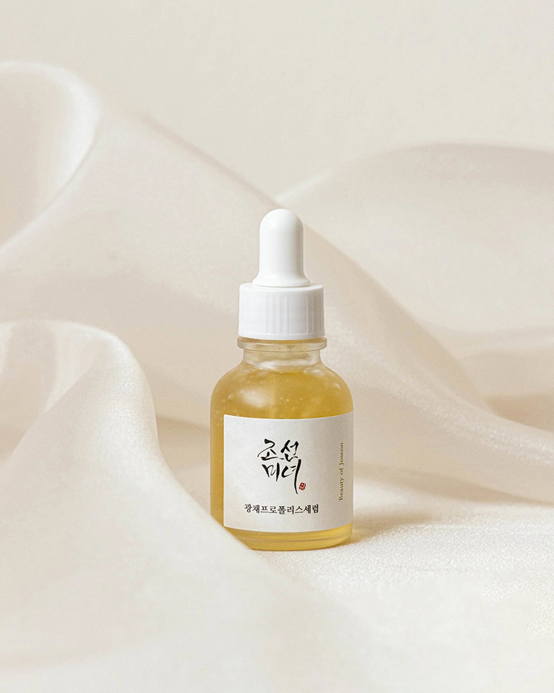 Beauty of Joseon Glow Serum Propolis Niacinamide med en sølv farvet baggrund