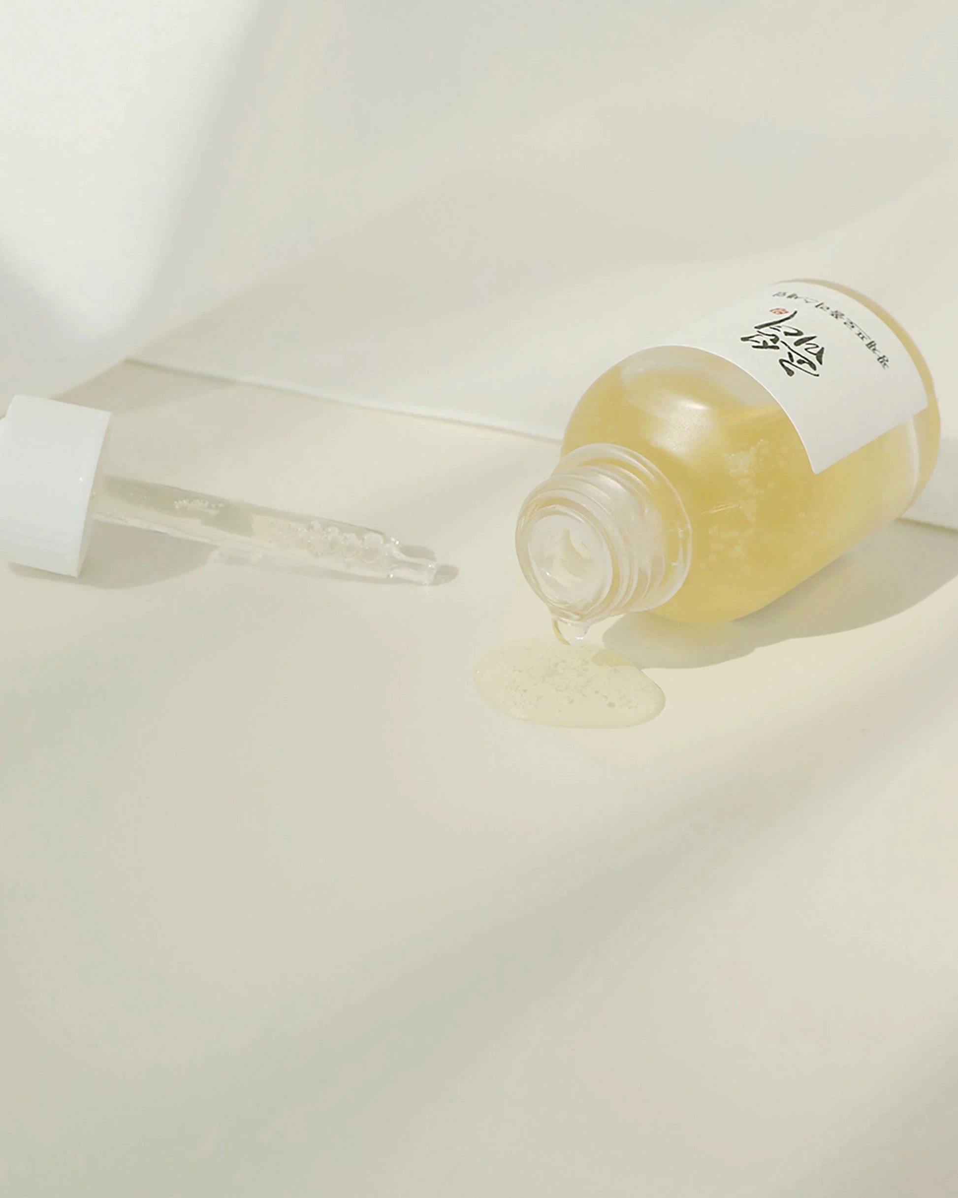 produkt billede af Beauty of Joseon Glow Serum Propolis Niacinamide. Åben flaske 