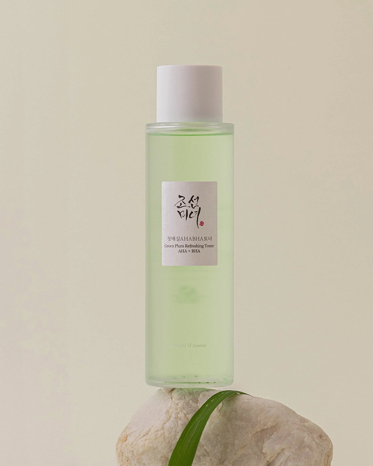 Beauty of Joseon Green Plum Refreshing Toner AHA BHA 2 på en sten bag en brun baggrund