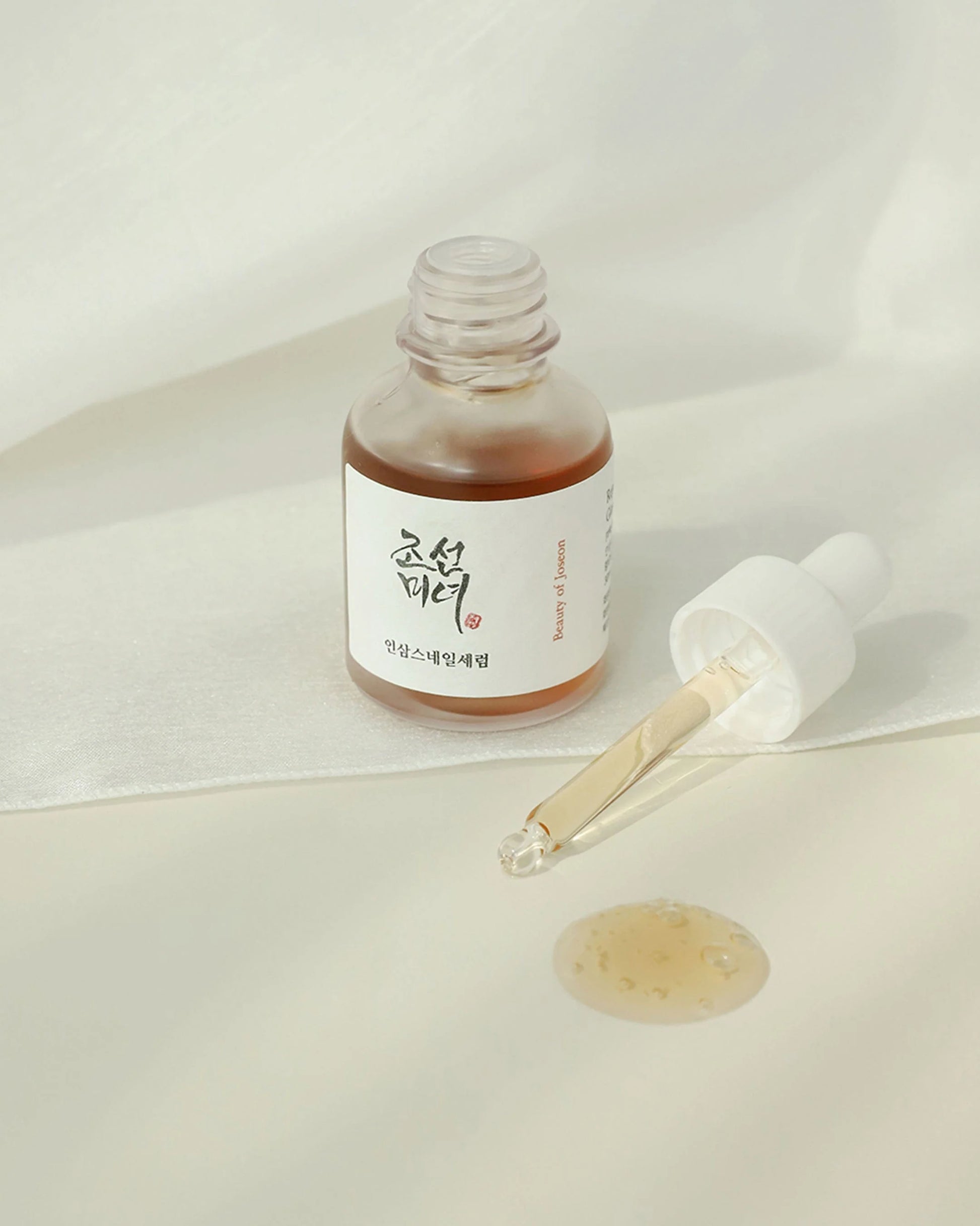 Beauty of Joseon Revive Serum Ginseng Snail Mucin hvor selve væsken kan ses 