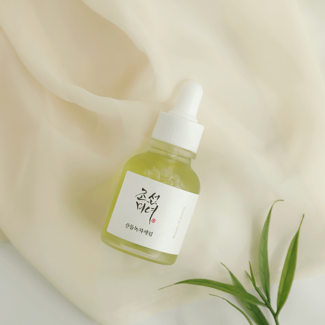 Beauty of Joseon Calming Serum GreenTea Panthenol på et bord.