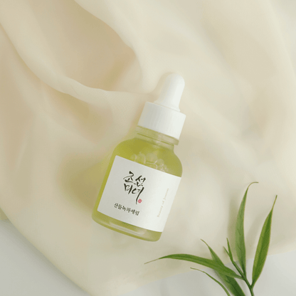 Beauty of Joseon Calming Serum GreenTea Panthenol på et bord.