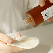 Beauty of Joseon Ginseng Essence Water – Fugtende og nærende ansigtsessens med ginseng-ekstrakt, designet til at revitalisere og genopfriske huden. 150 ml flaske