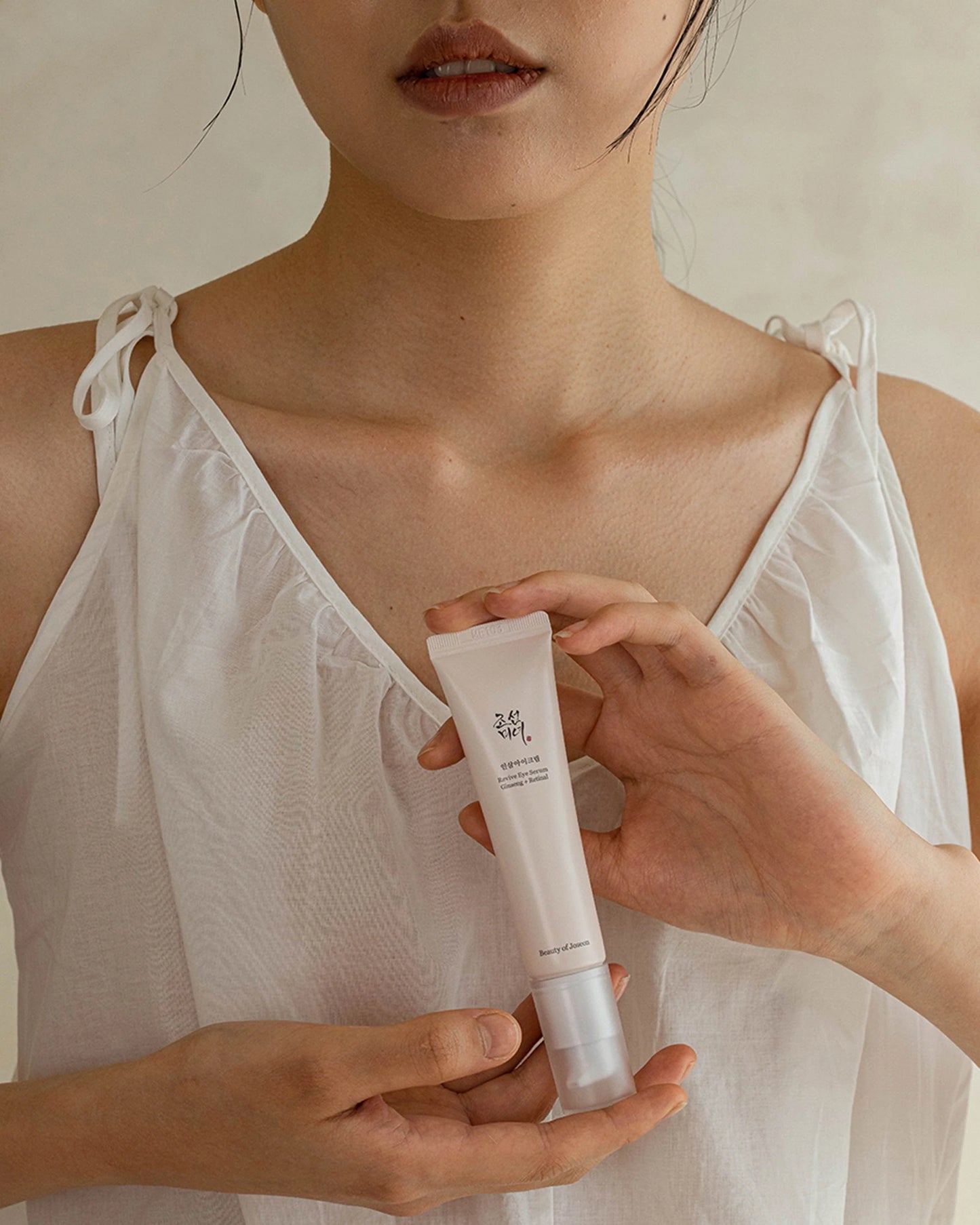 kvinde der hollder øjecreme fra Beauty of Joseon
