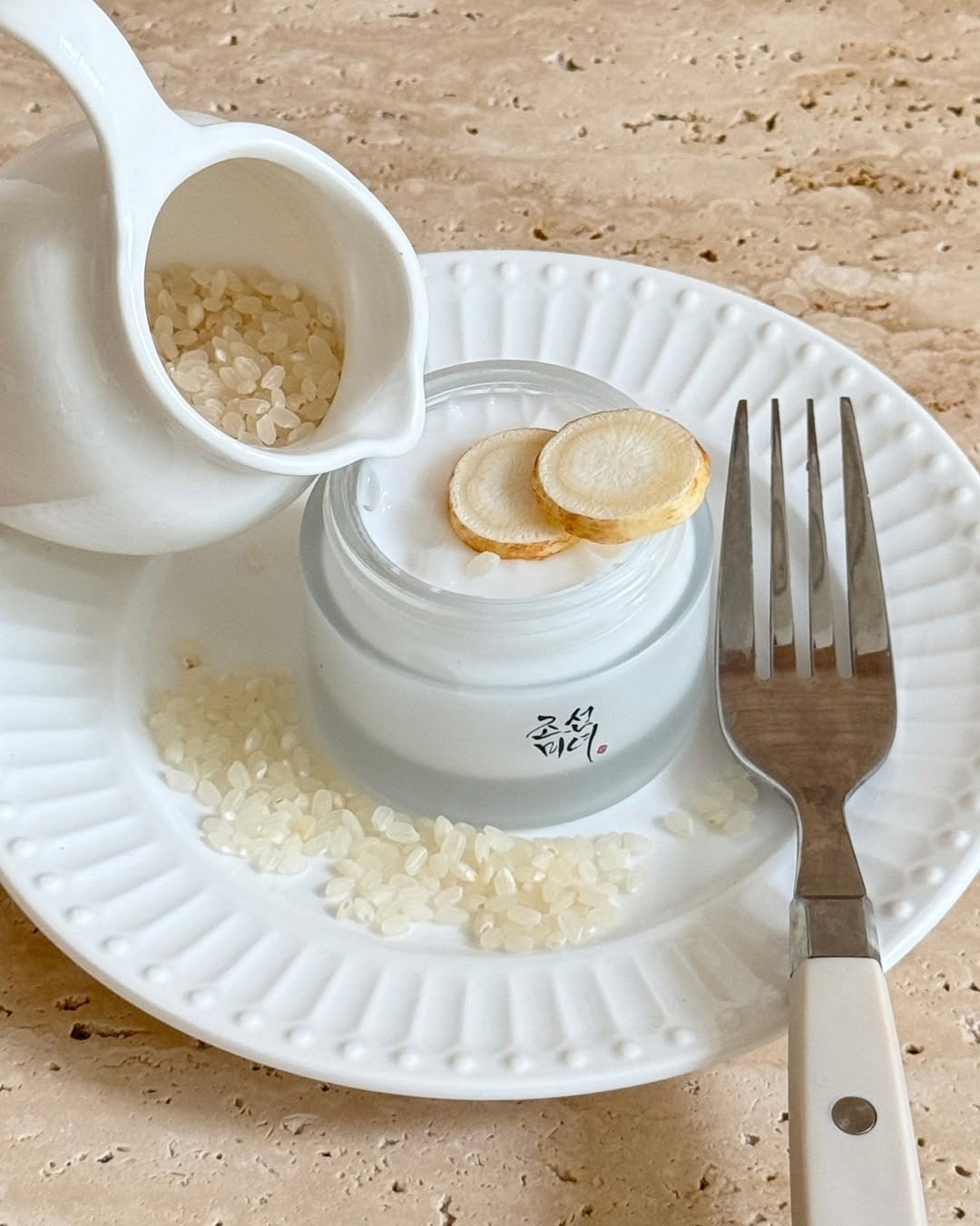 Beauty of Joseon Dynasty Cream på en tallerken 