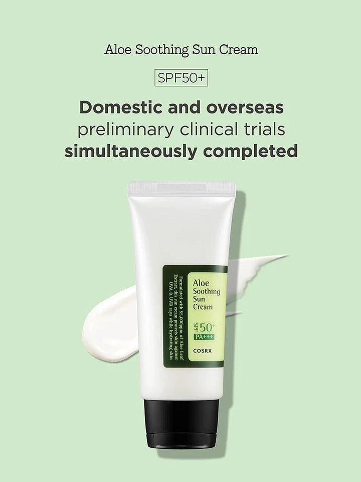 COSRX Aloe Soothing Sun Cream SPF50 solcreme på en grøn baggrund. Koreansk hudpleje