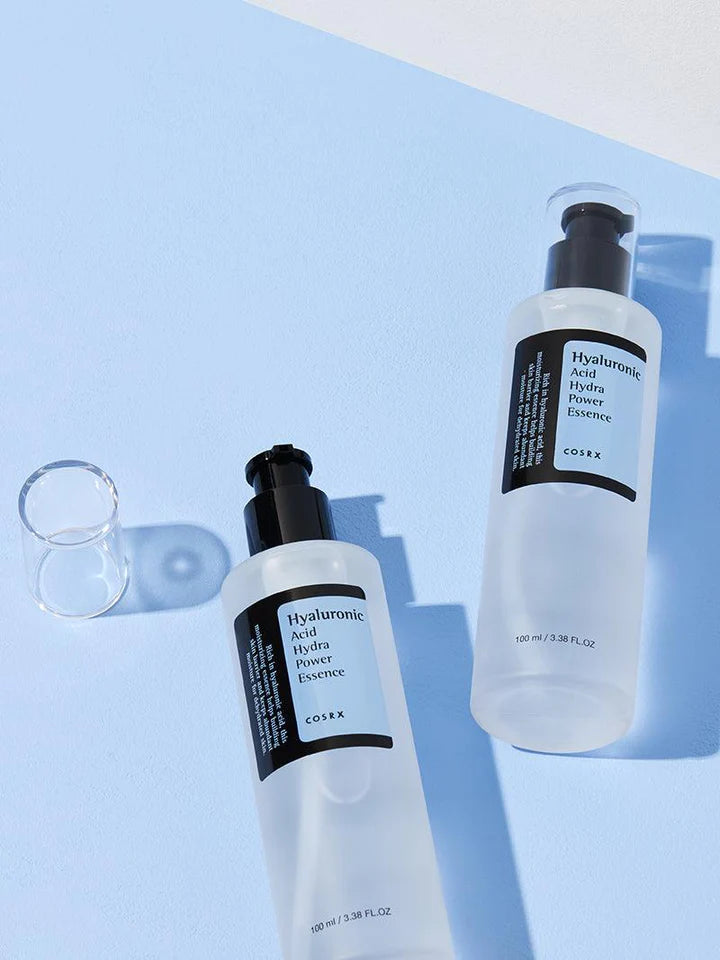 Hyaluronic Acid Hydra Power Essence fra COSRX med blå baggrund 
