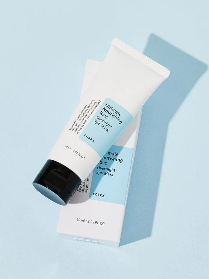 COSRX Ultimate Nourishing Rice Overnight Spa Mask Nat creme. boksen og cremen kan ses på blå baggrund
