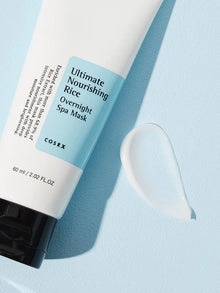 COSRX Ultimate Nourishing Rice Overnight Spa Mask. Nat creme på blå baggrund