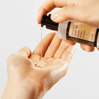 en hånd der påfører COSRX Advanced Snail 96 Mucin Power Essence