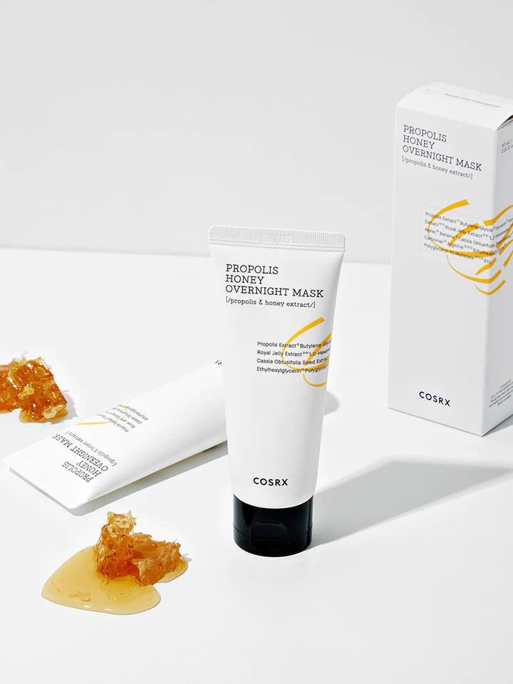 COSRX Full Fit Propolis Honey Overnight Mask nat maske på bordet med boksen