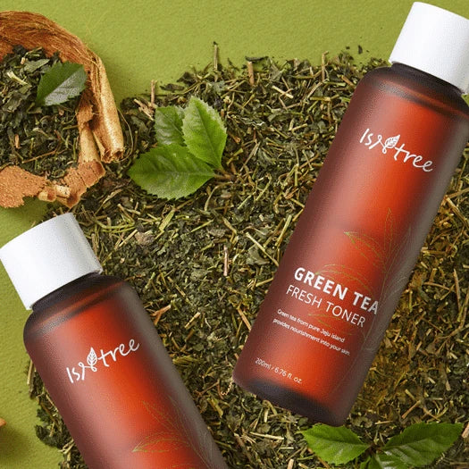 Isntree Green Tea Fresh Toner med grøn græs baggrund
