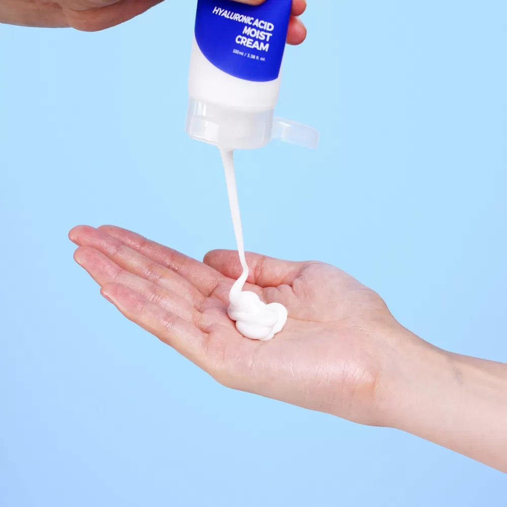 Billede af en person der bruger Isntree Hyaluronic Acid Moist Creme