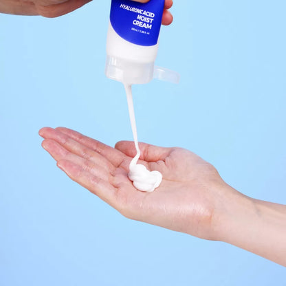 Billede af en person der bruger Isntree Hyaluronic Acid Moist Creme