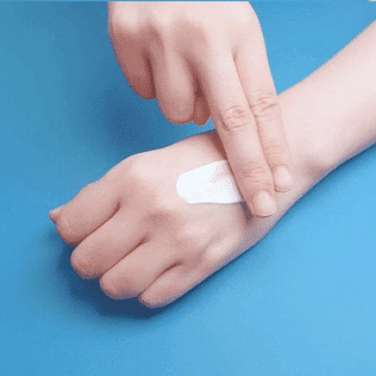 kvinde der bruger Hyaluronic Acid Watery Sun Gel SPF 50