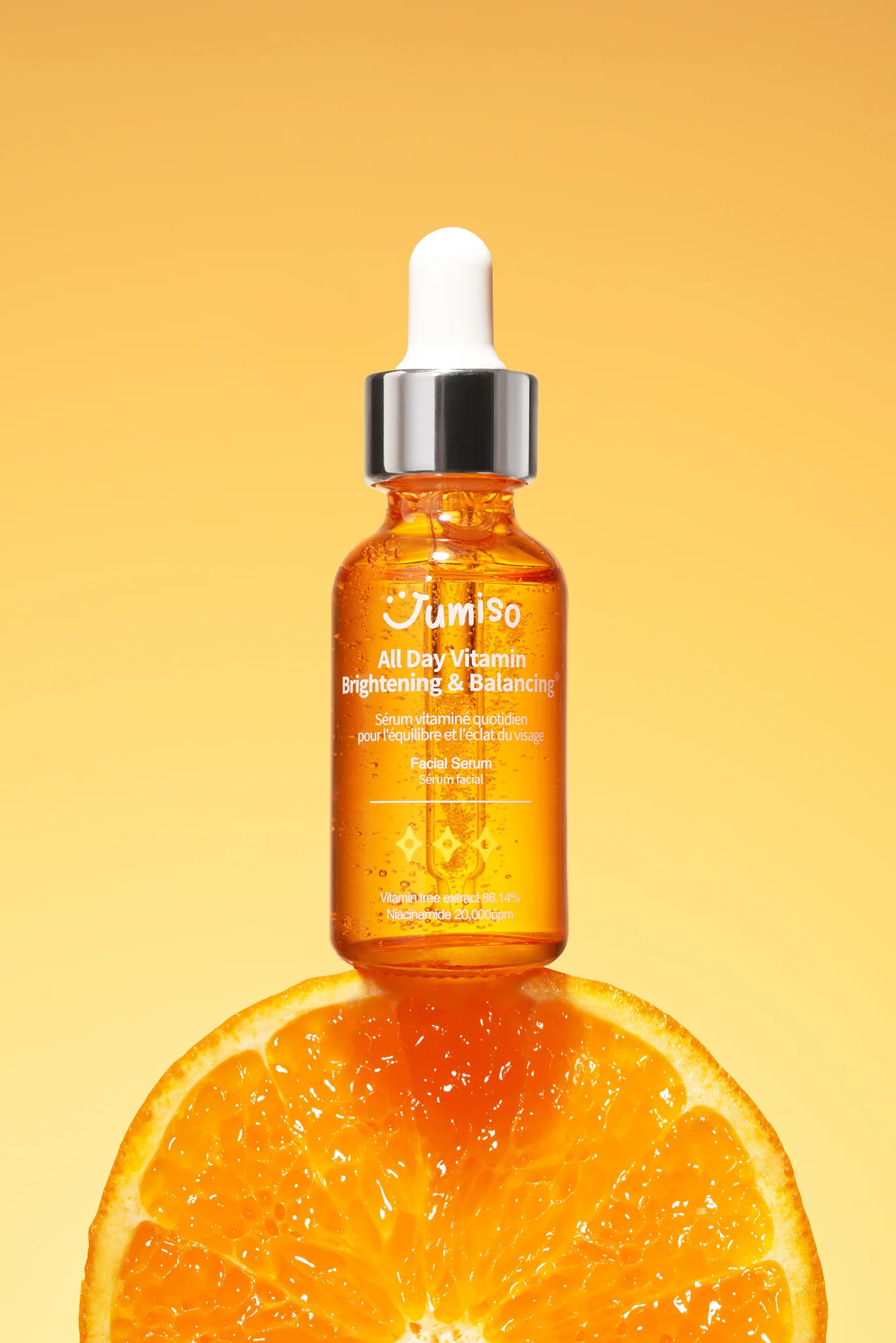 Jumiso All Day Vitamin Brightening Balancing Facial Serum på en appelsin med orange baggrund
