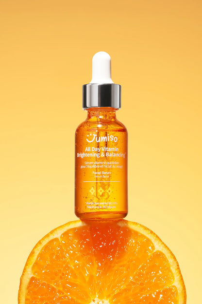 Jumiso All Day Vitamin Brightening Balancing Facial Serum på en appelsin med orange baggrund