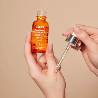 en hånd der påfører Jumiso All Day Vitamin Brightening Balancing Facial Serum