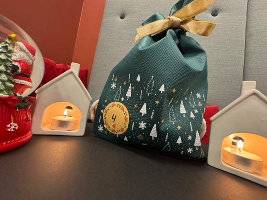 Komikos adventskalender: nummererede grønne stofposer med guldbånd.