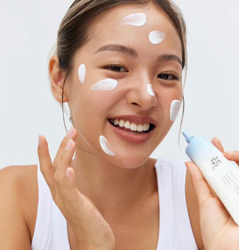 Kvinde der bruger Aqua solcreme fra BOJ