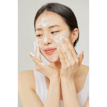 Cosrx Low pH Good Morning Gel Cleanser kvinder der bruger
