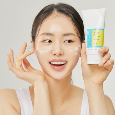 Cosrx Low pH Good Morning Gel Cleanser kvinder der bruger