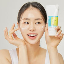 Cosrx Low pH Good Morning Gel Cleanser kvinder der bruger