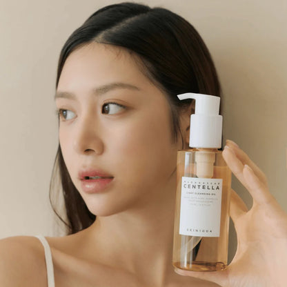 skin1004 madagascar centella cleansing oil. kvinde der holder den
