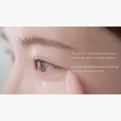 Pyunkang Yul Black Tea Time Reverse Eye Cream – Anti-aging øjencreme med sort te-ekstrakt, der opstrammer og fugter huden omkring øjnene. 25 ml.