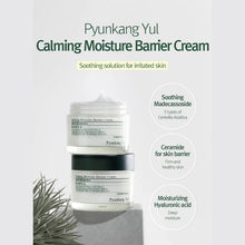 Pyunkang Yul Calming Moisture Barrier Cream på hvid baggrund. Soothing solution for irritated skin. Produktet indeholder Madecassoside til beroligelse, ceramider for at styrke hudbarrieren, og hyaluronsyre til dyb fugtgivning. To krukker af cremen vises stablet ovenpå hinanden ved siden af nogle planter.