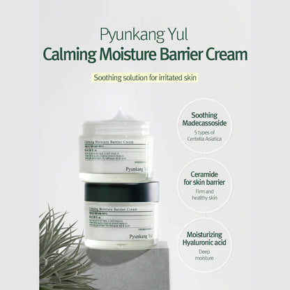 Pyunkang Yul Calming Moisture Barrier Cream på hvid baggrund. Soothing solution for irritated skin. Produktet indeholder Madecassoside til beroligelse, ceramider for at styrke hudbarrieren, og hyaluronsyre til dyb fugtgivning. To krukker af cremen vises stablet ovenpå hinanden ved siden af nogle planter.