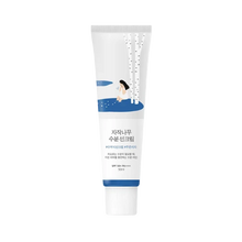 “Round Birch Juice Moisturizing solcreme på en hvid baggrund. Koreansk hudpleje