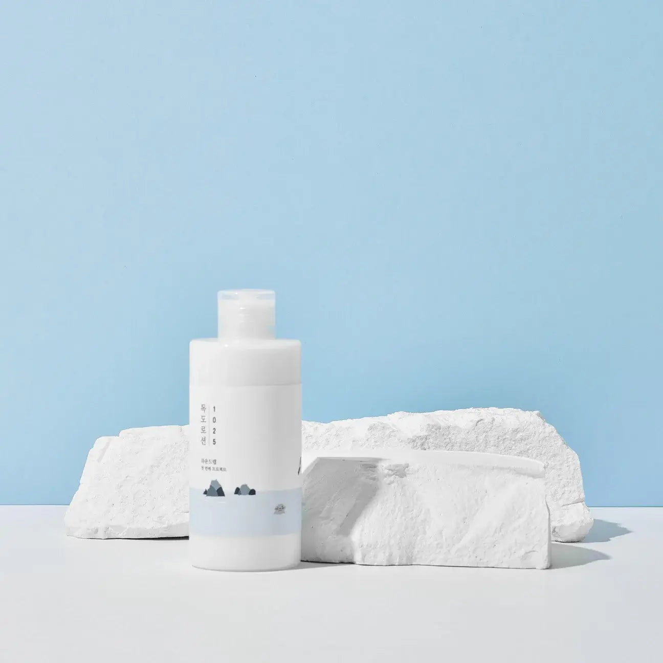 Round Lab 1025 Dokdo Lotion with towels