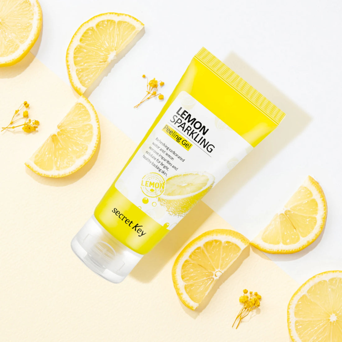 Secret Key Lemon Sparkling Peeling Gel med citroner og gul baggrund 