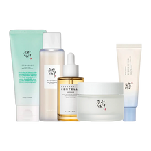 Komiko basis pakke 5 steps parfumefri med Green Plum Refreshing Cleanser, Glow Replenishing Rice Milk, SKIN1004 Centella Ampoule, Dynasty Cream og Relief Sun Aqua-Fresh SPF50+