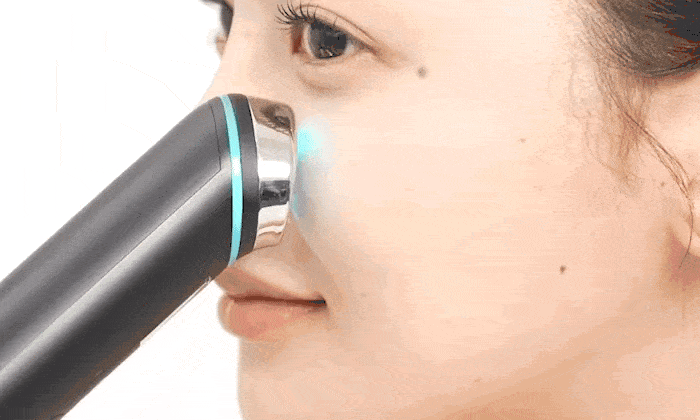 Kvinder der bruger medicube booster pro 